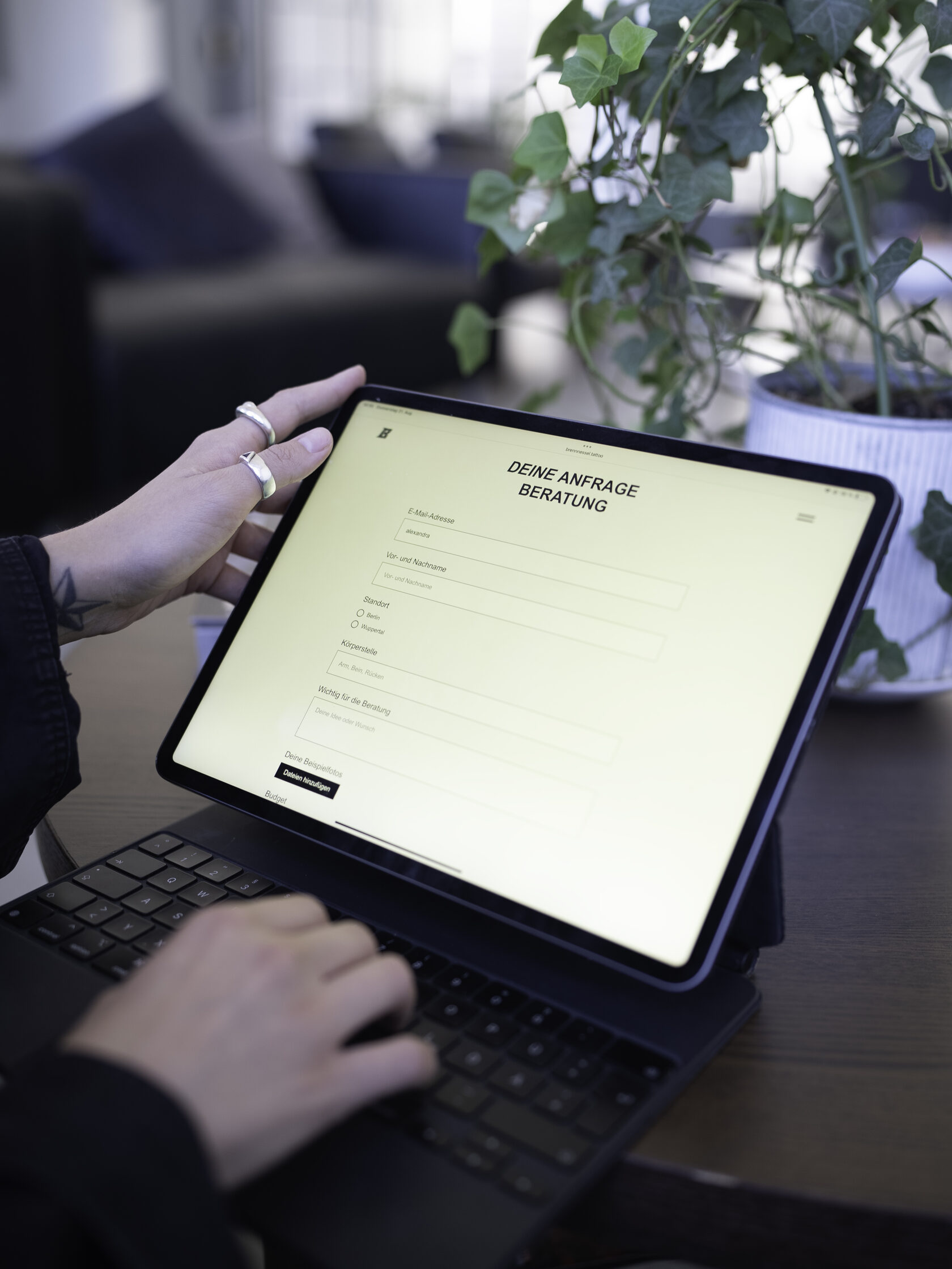 Das Beratungsformular von Brennnessel wird auf einem Tablet ausgefüllt