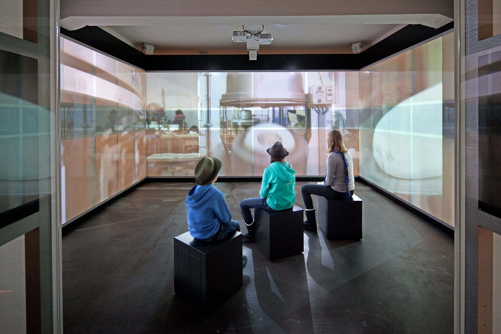 Custom Display Cases Lindenberg – Precision with Projection