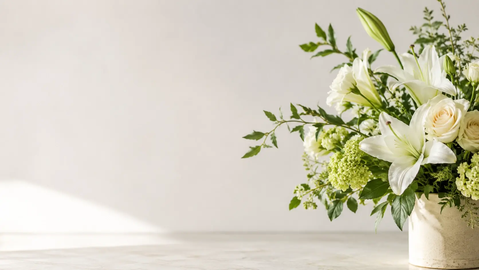 Minimalistisches Blumenarrangement am Rand mit hellem Freiraum