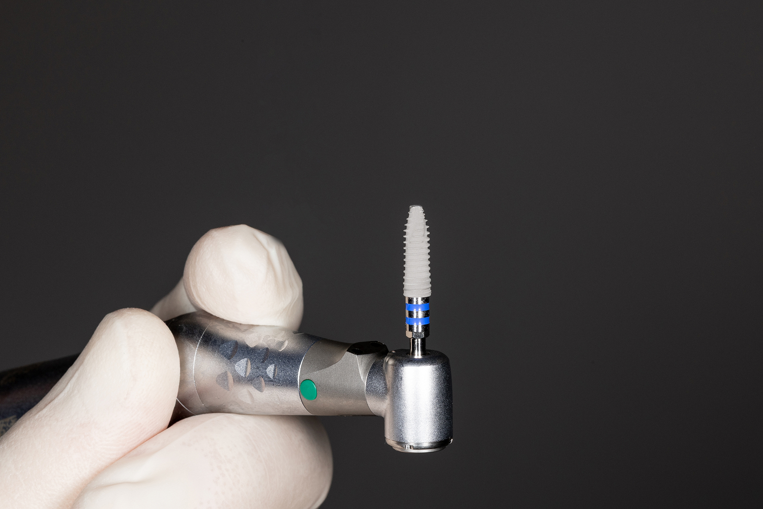 Implant dentar pe instrumentul de inserare