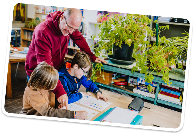 Leerkracht met leerlingen