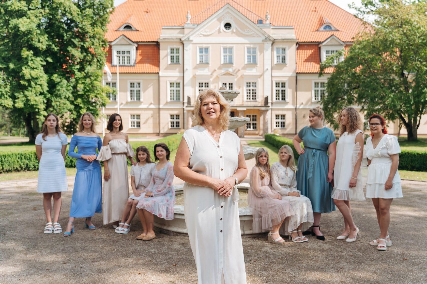 Преподаватель и участницы Lady Camp возле поместья