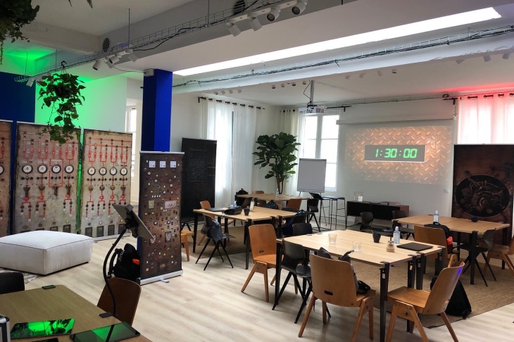 photo du décors de l'animation escape game organisée par level up event après sa mise en place dans des locaux d'entreprise lors d'un team building