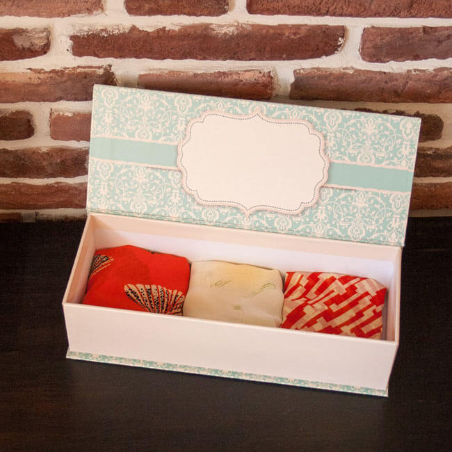 Кутия с 3 дамски шала от ефирни материи - стилен и оригинален подарък за жена до 30 лв.