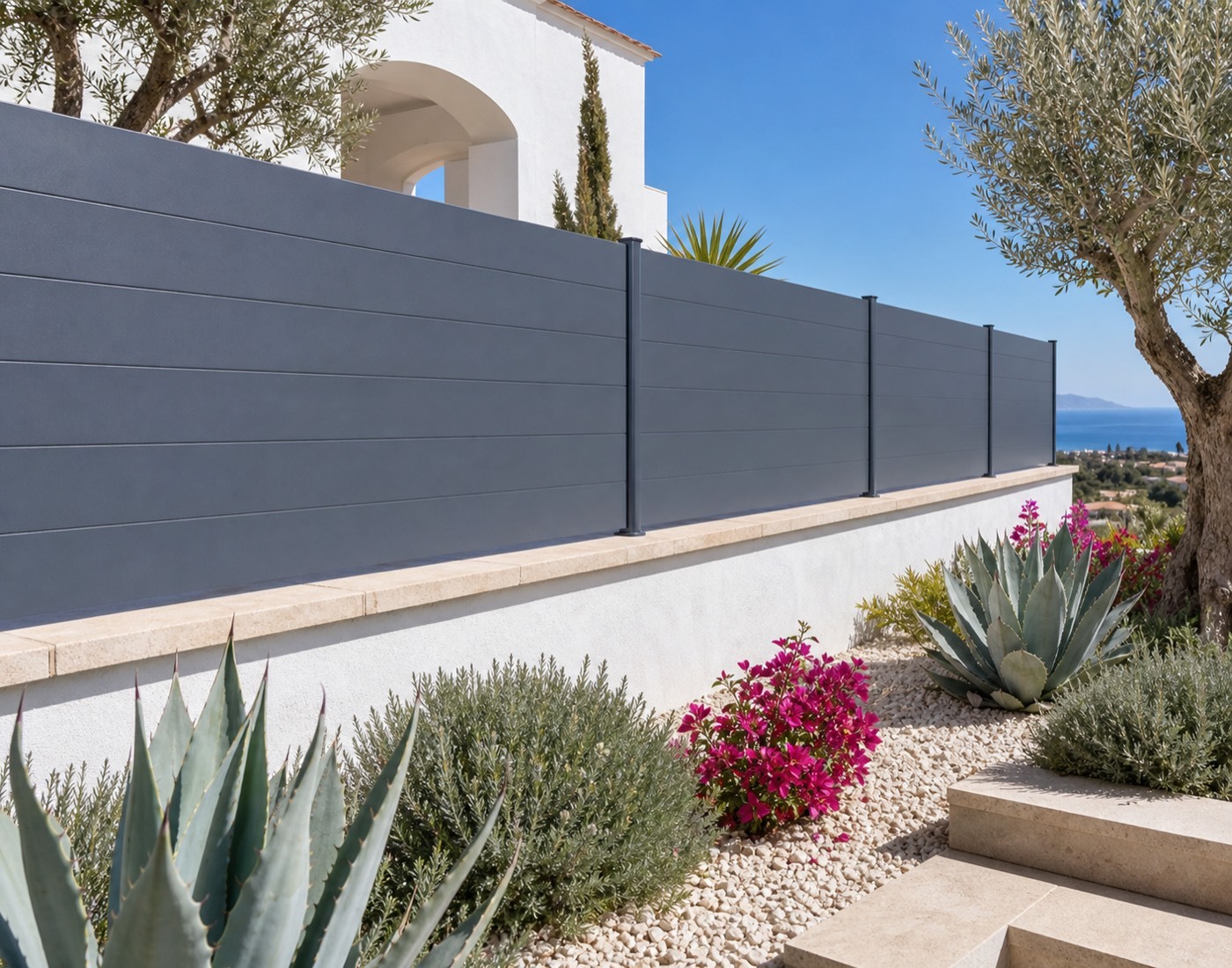 Modelo Briz-Anae de Kostum: valla de aluminio maciza en gris antracita instalada sobre murete en una villa de la Costa del Sol, Málaga