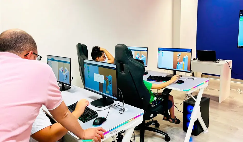 Alumnos trabajando en clase en Algorithmics