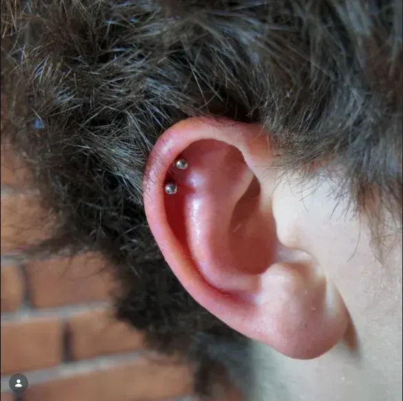 Piercing double hélix réalisé à l'aiguille chez Ino-Ink en Essonne