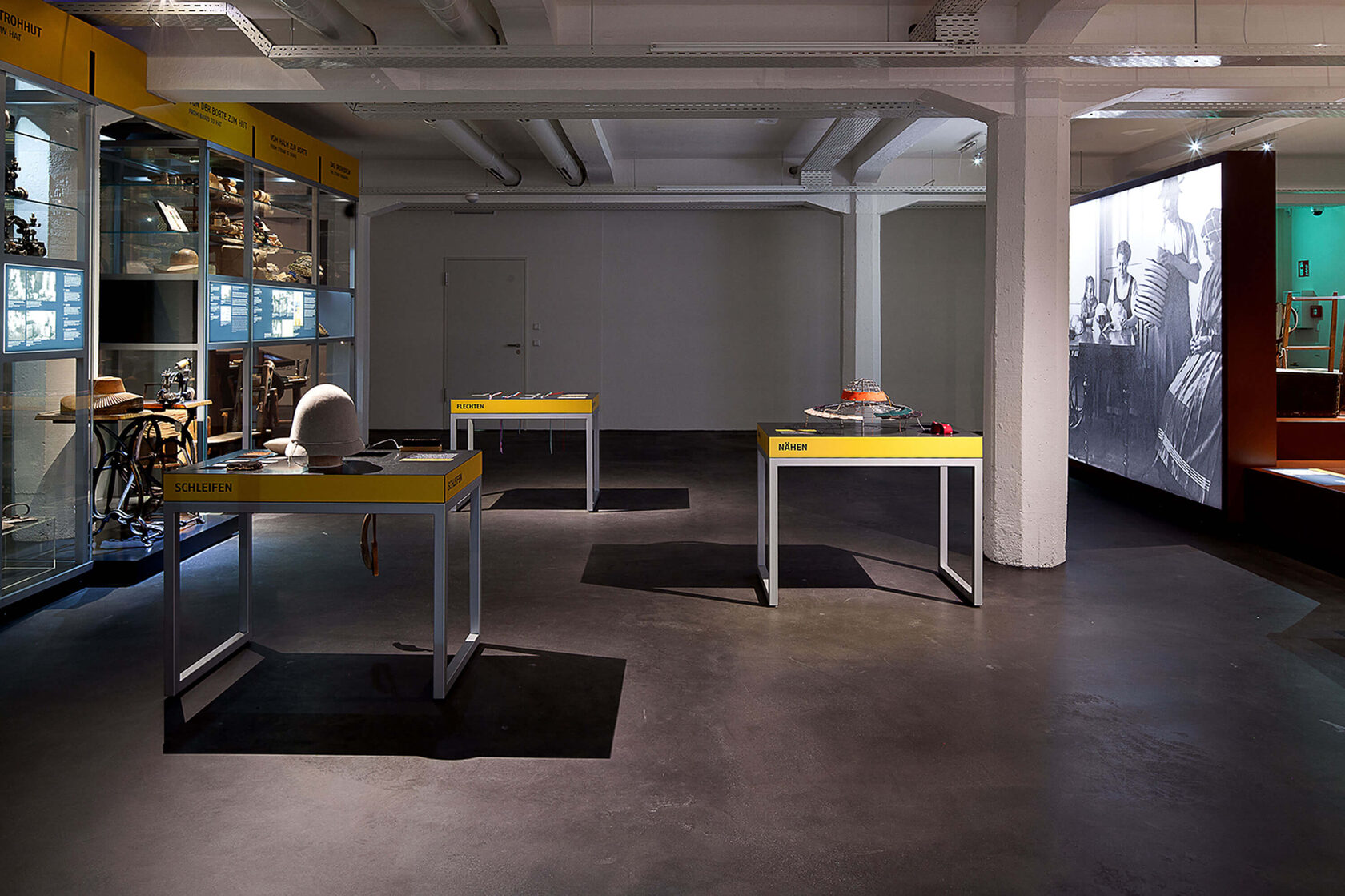 Custom Display Cases Lindenberg – Precision with Projection