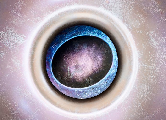 Blick ins Innere einer Handpan mit irisierender Metalloberfläche