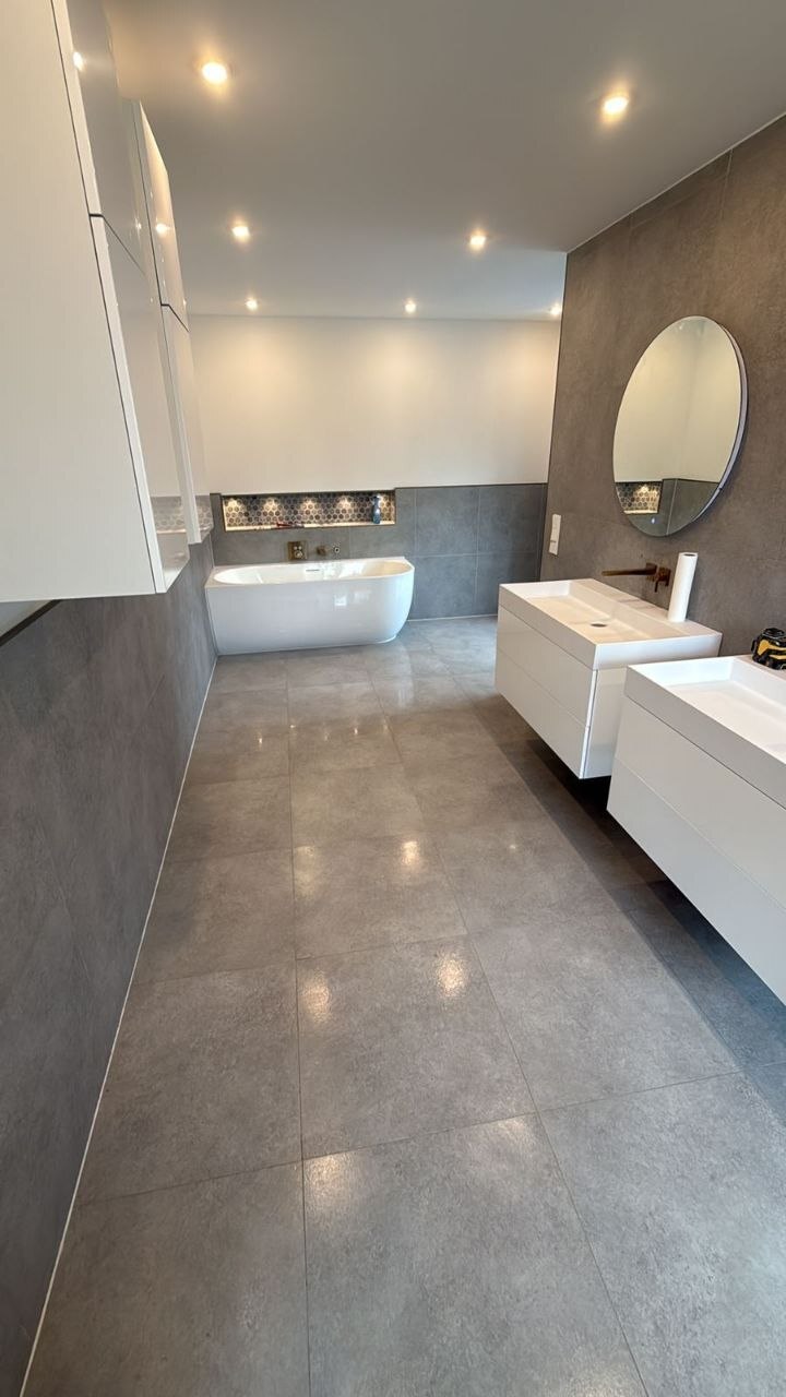Exklusives Badezimmer mit freistehender Badewanne