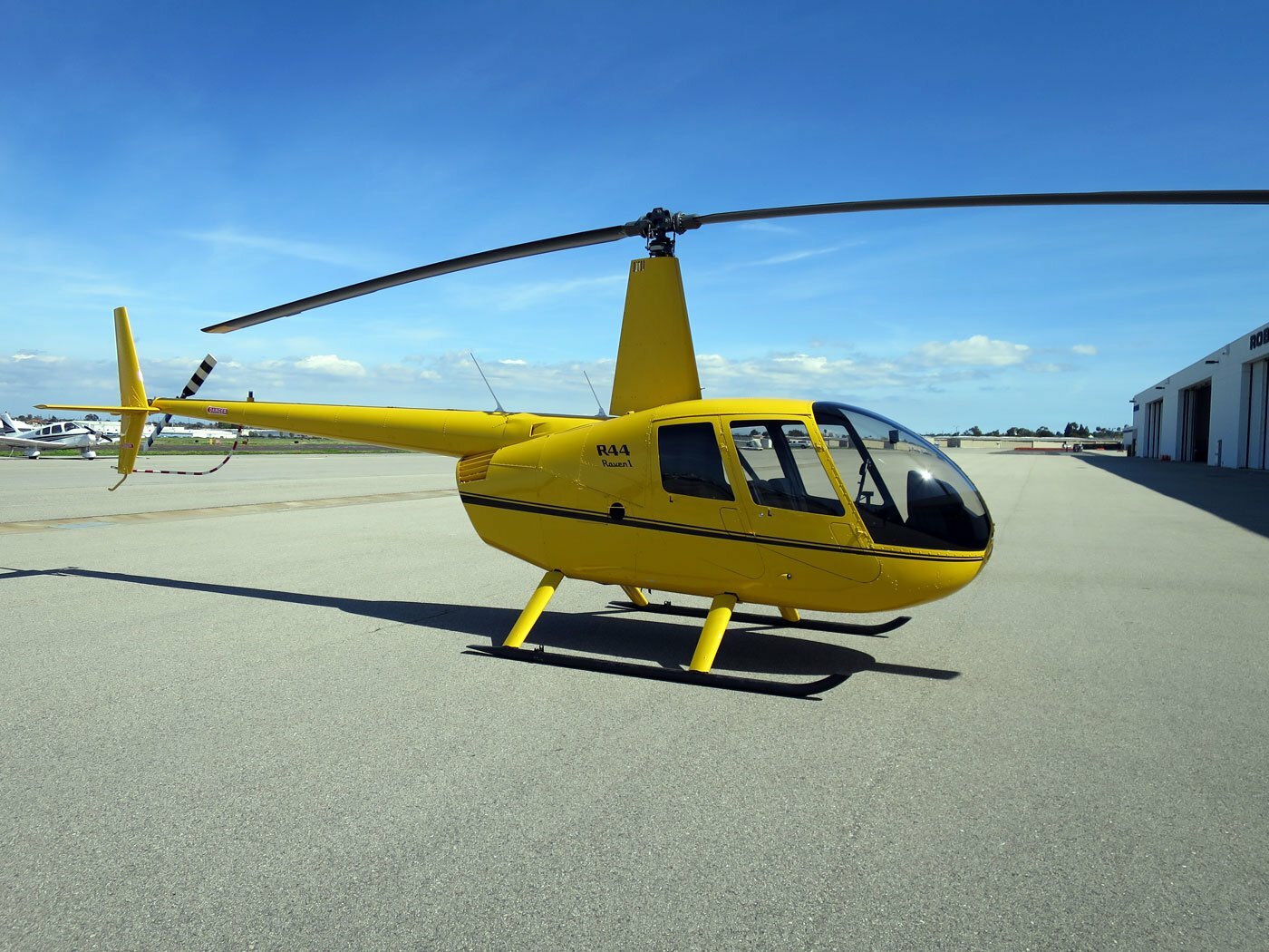 Robinson r44. Вертолет Robinson r44. Вертолет Robinson r44 пассажирский. Robinson r44 Raven i. Вертолёт Робинсон 44.