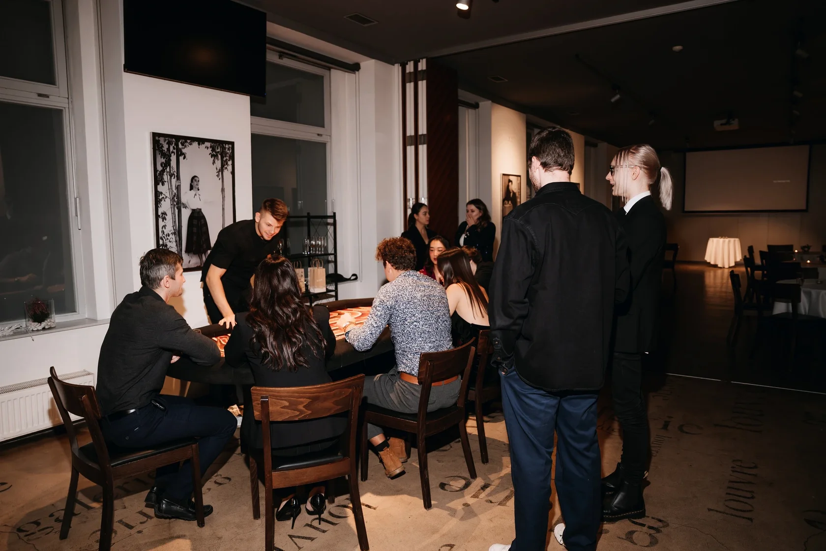 osté u casino stolu s mini koktejly a žetony 