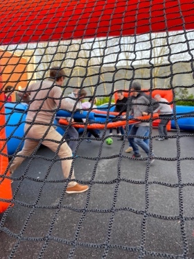 photo prise durant l'épreuve de baby foot humain, pour l'activité olympiade organisé par level up event lors d'un team building à Paris