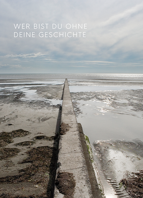 Q no A Postkarte mit weiter Küstenlandschaft und Meer – Fotokunst mit Reflexionsfrage