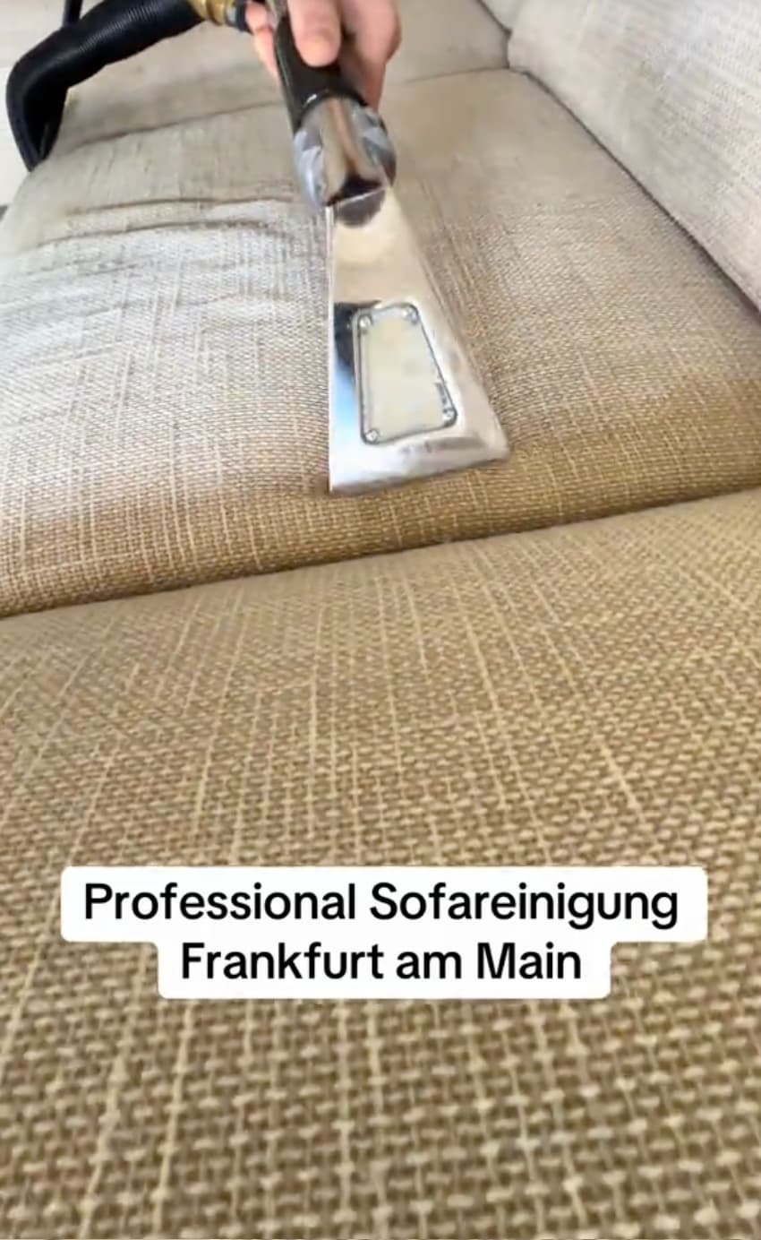 Breites graues Stoffsofa während der Polsterreinigung in Frankfurt
