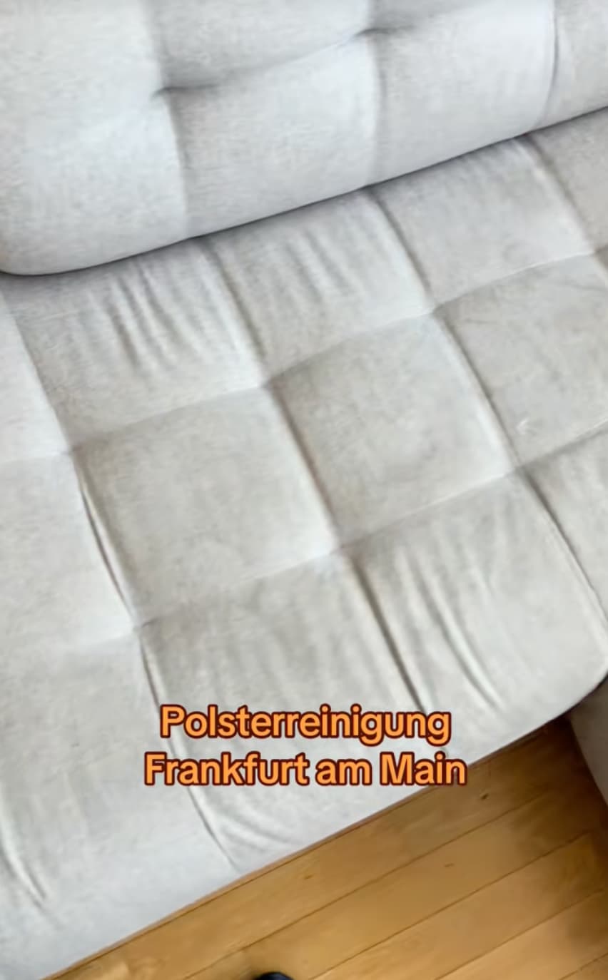 Hellgraues Ecksofa wird mit Sprühextraktion gereinigt