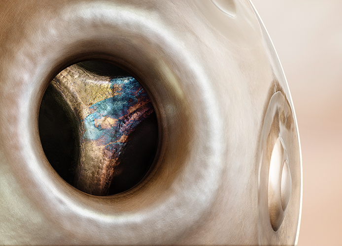 Blick ins Innere einer Handpan mit heller Metalloberfläche