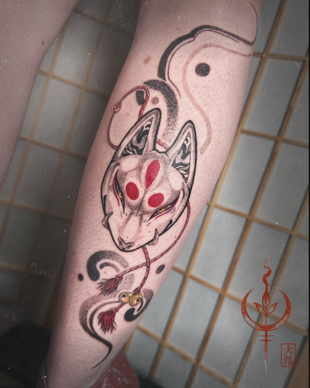 Fuchsmaske mit roten Akzenten und Glocke