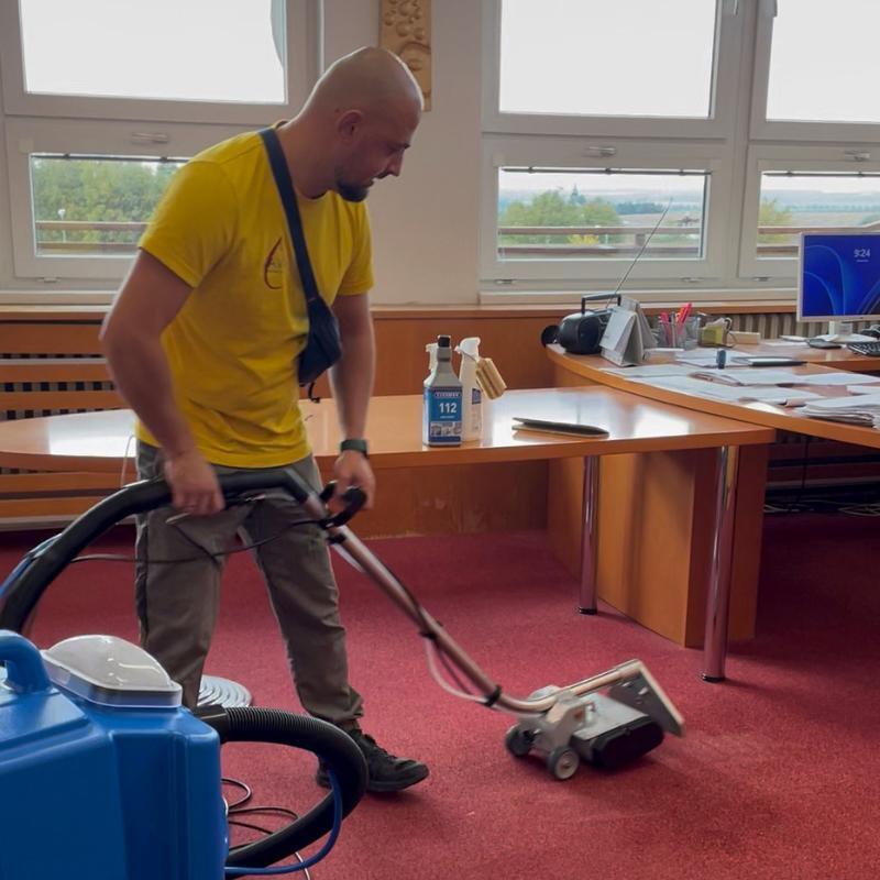 Hluboké čištění koberců v Brně – odstranění skvrn, prachu a zápachu pro svěží a čistý interiér