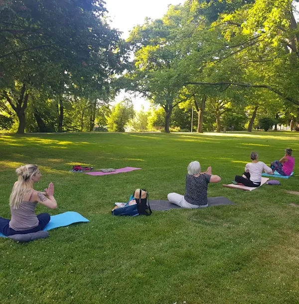 Matti Schönenbrücher bei Yoga-Kurs