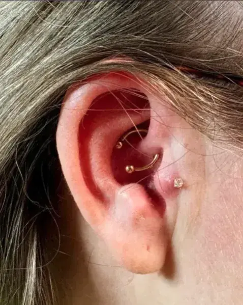 Piercing daith avec anneau, réalisé à l'aiguille chez Ino-Ink en Essonne