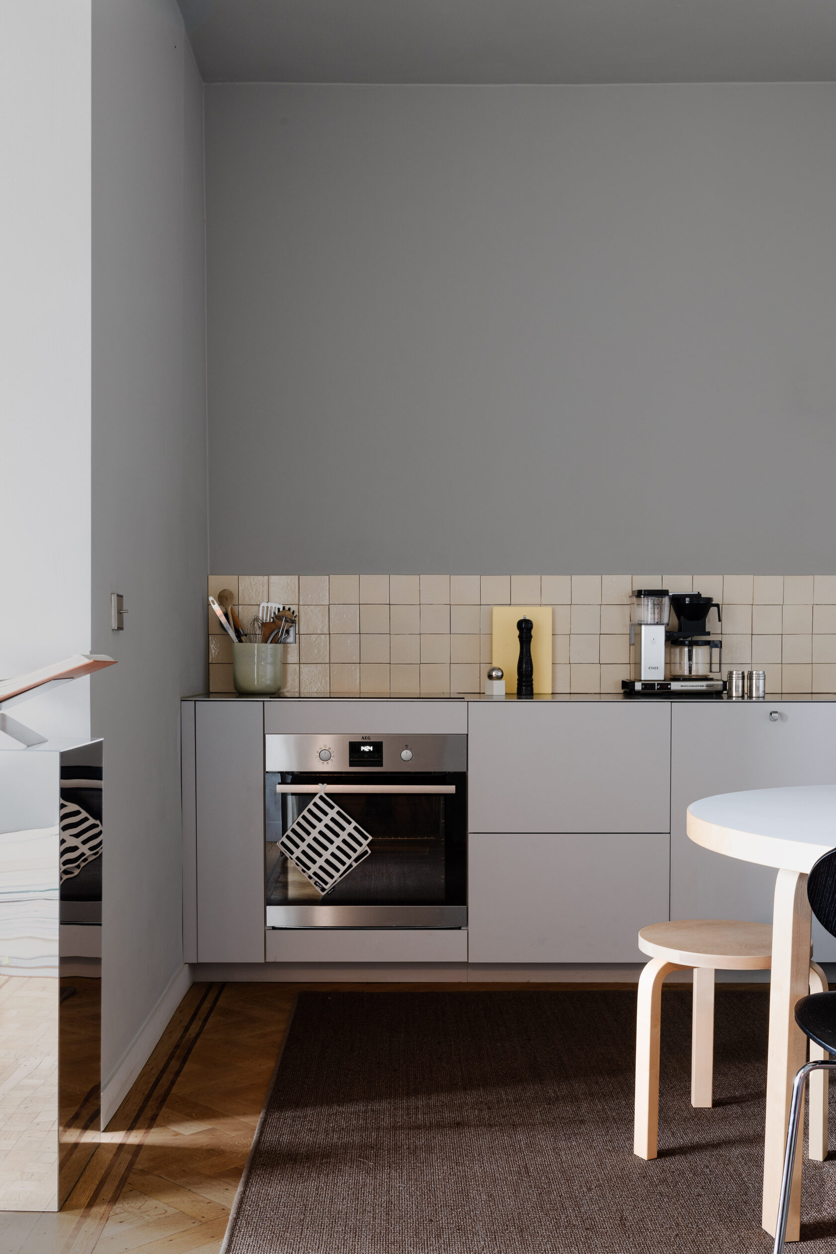 Laura kitchen design with premium materials