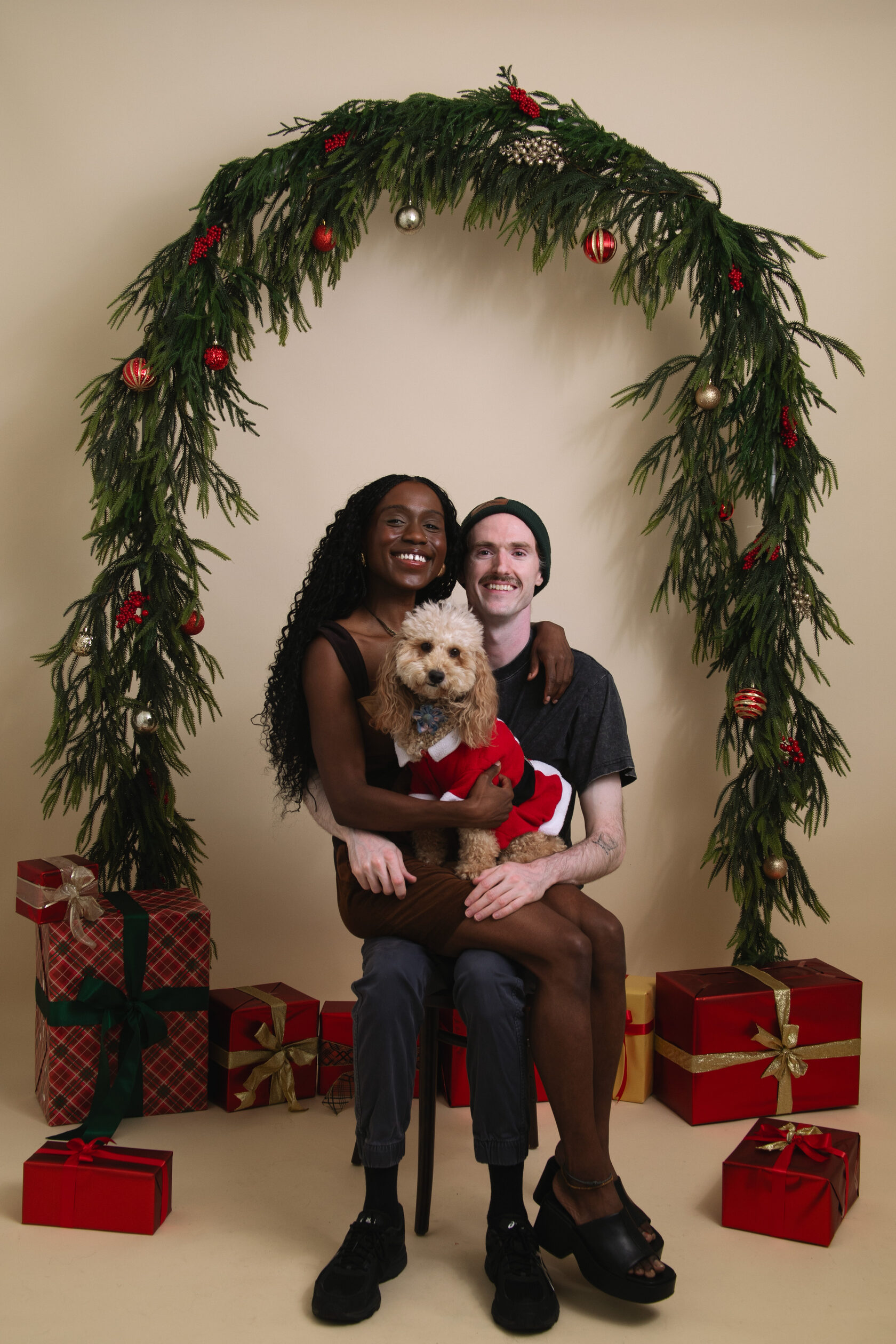 Fanily Christmas portrait with a pet at MirrorMe