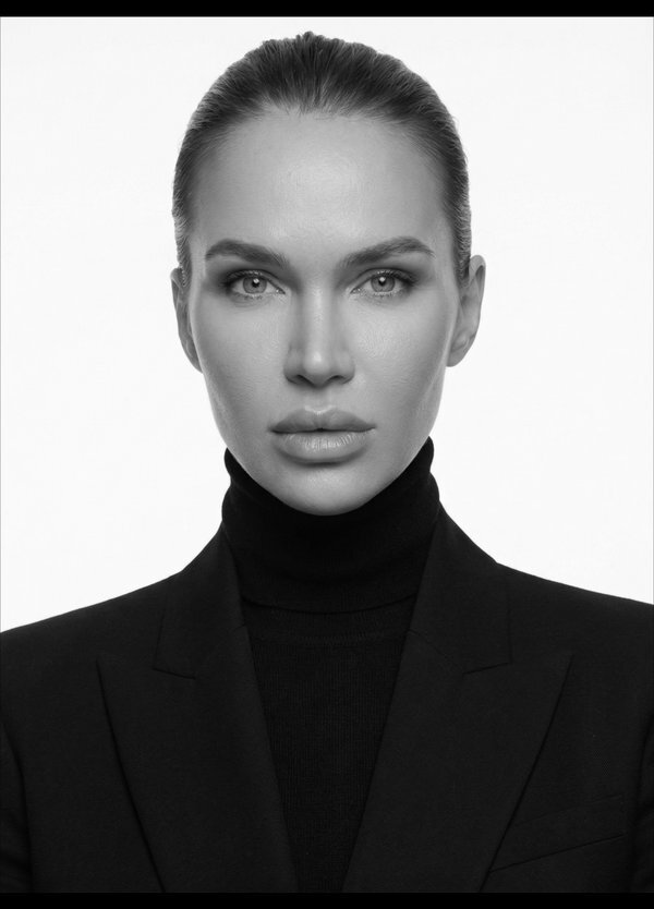 Dr. Julia Voss, MD — Founder ID SYSTEM
