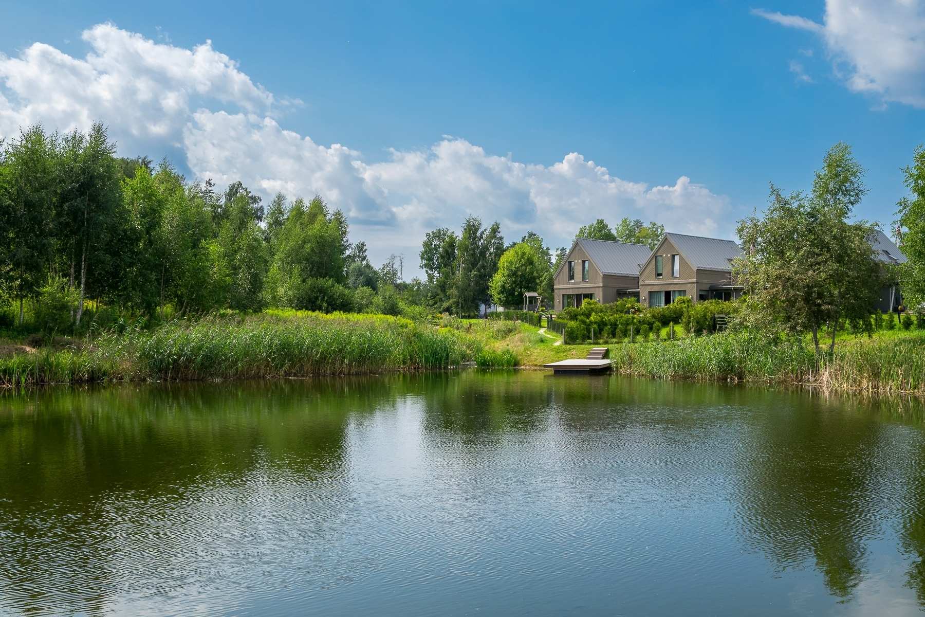 Privātmājas pie ūdens kopskats Pierīgā — mājas pārdošana ar RELIVE