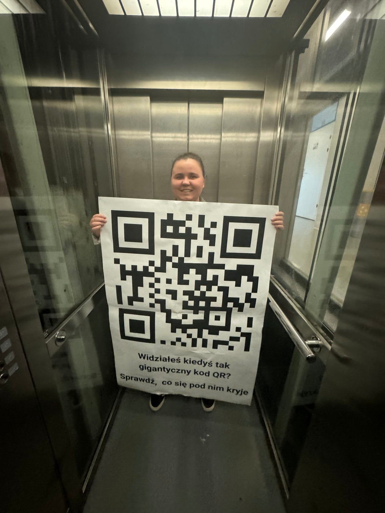 Natalia z wielkoformatowym kodem QR – kampania promocyjna