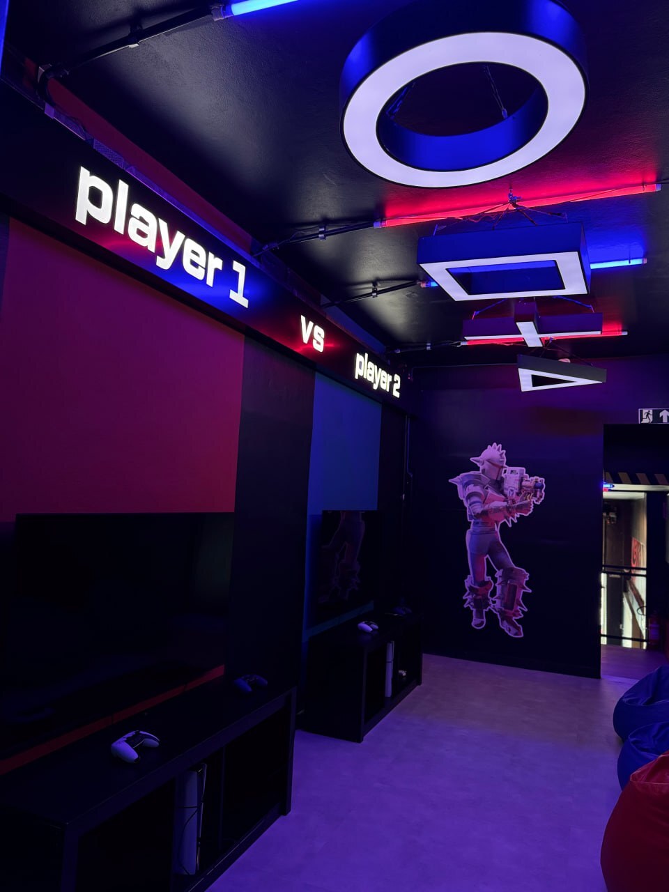 Sala VR Zone da OVA, com estações individuais de jogo