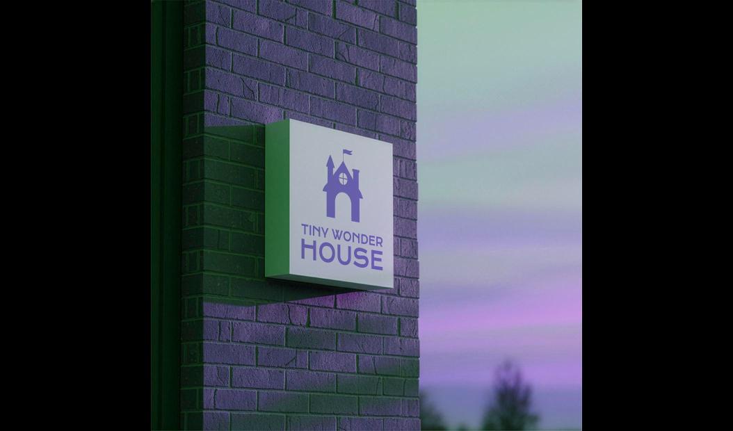Вивіска Tiny Wonder House на цегляній стіні