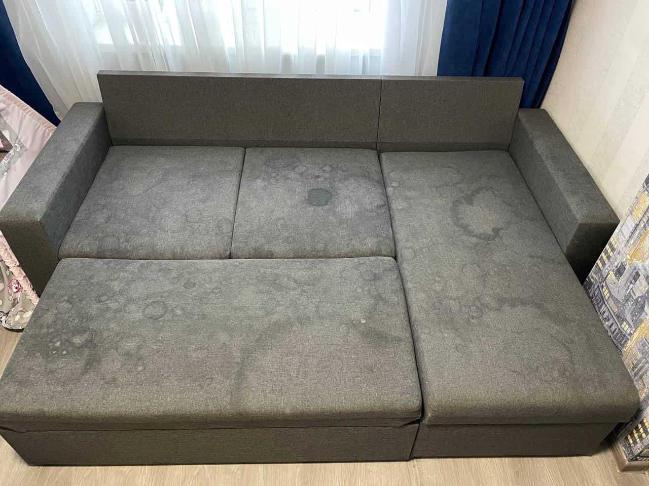 Ecksofa – Tiefenreinigung – vor der Polsterreinigung in Frankfurt