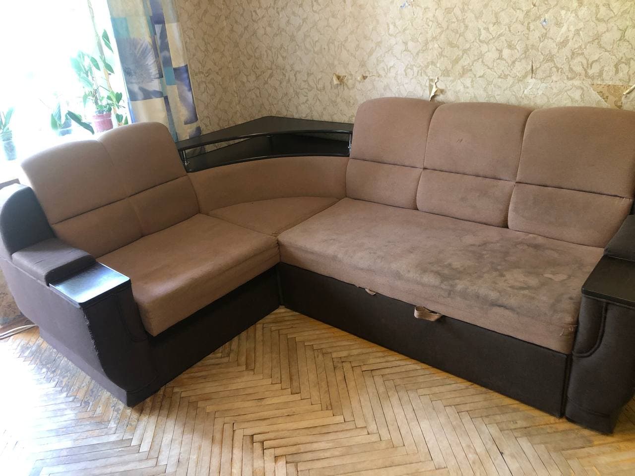 Ecksofa – Tiefenreinigung – vor der Polsterreinigung in Frankfurt