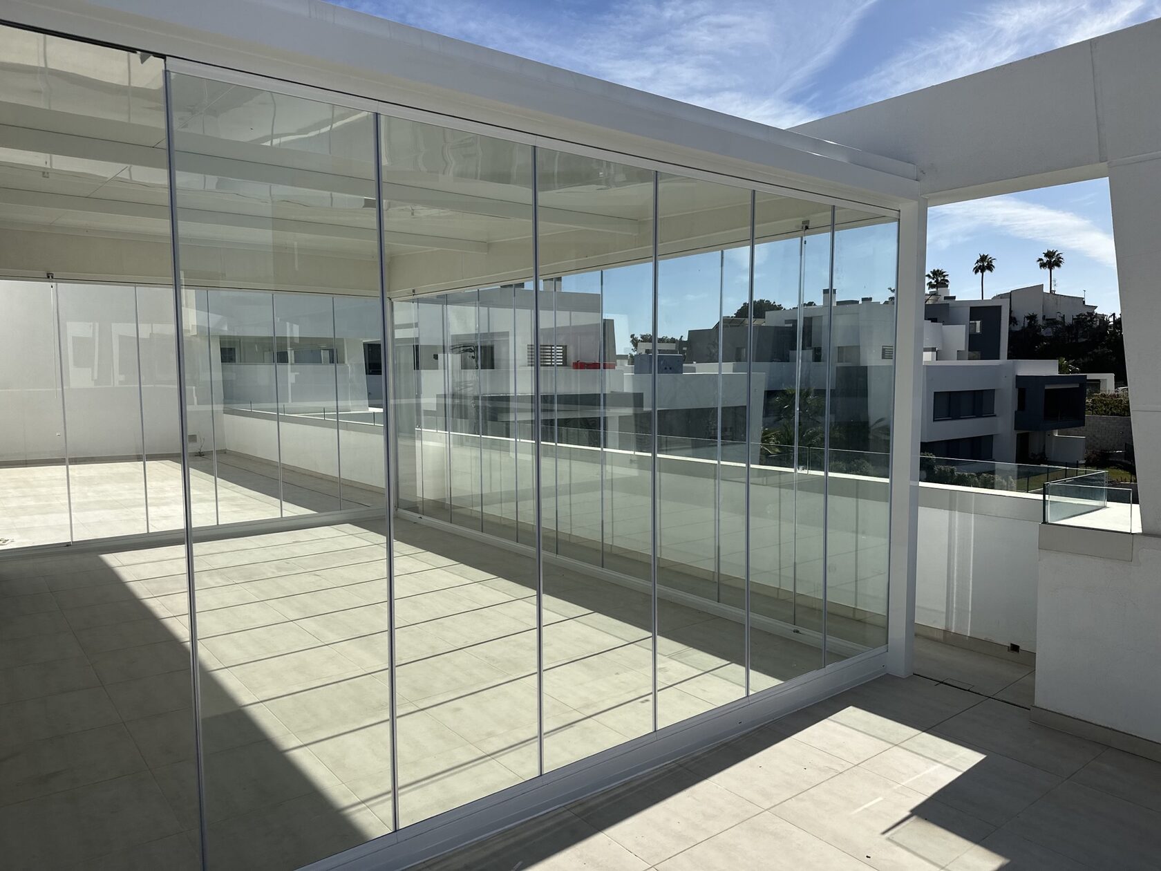 Cortinas de cristal TodoCristal instaladas en una gran terraza de la Costa del Sol