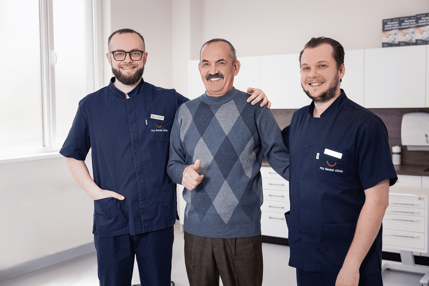 Medicii My Dental Clinic alături de un pacient