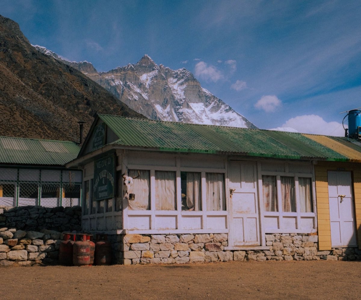 Локальный tea house — деревянный лодж в горной деревне