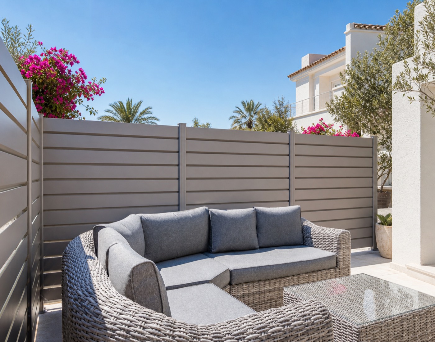 Modelo Litenn de Kostum: valla de aluminio con lamas horizontales en beige sobre murete en una villa de la Costa del Sol, Málaga