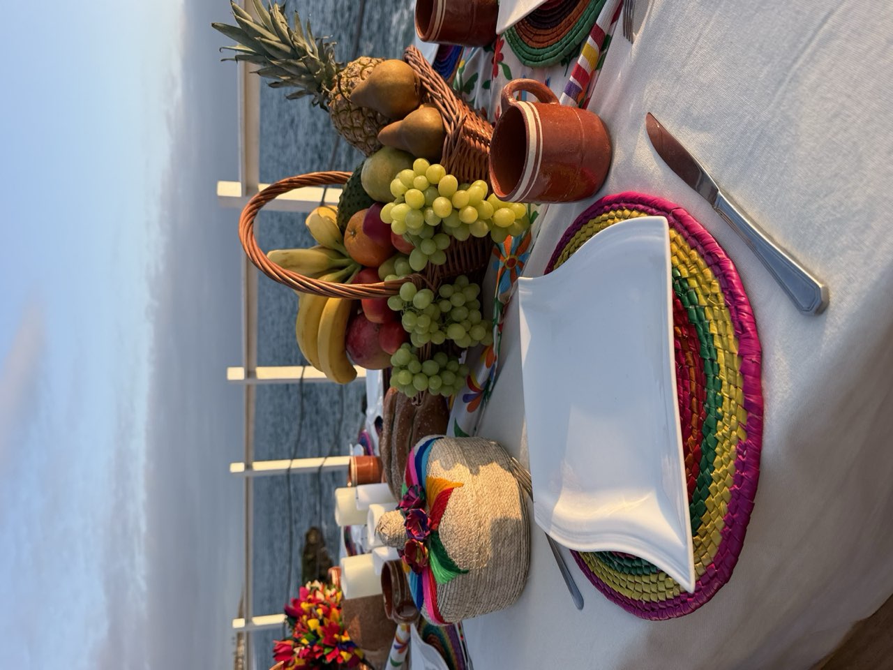 Canasta de fruta y textiles de colores en la mesa