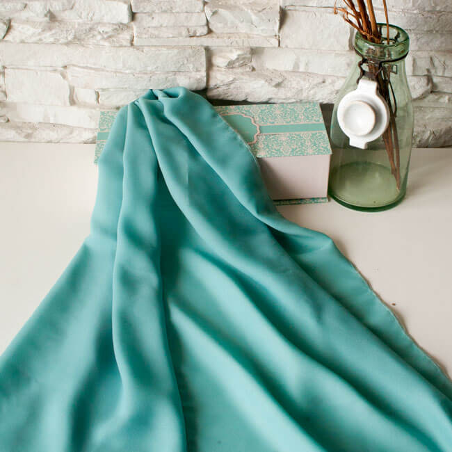 Зелен дамски шал, част от подаръчна кутия за 45 лв. 