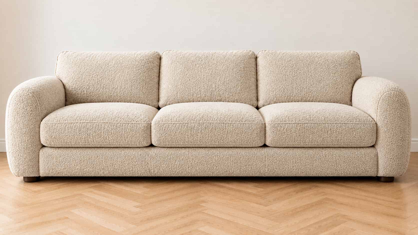 Symbolbild: dasselbe Boucl&eacute;-Sofa nach der Reinigung, wieder gleichm&auml;&szlig;ig hell und mit unversehrten Schlingen &ndash; so sieht das typische Ergebnis von Shikardos Reinigung in Frankfurt aus.