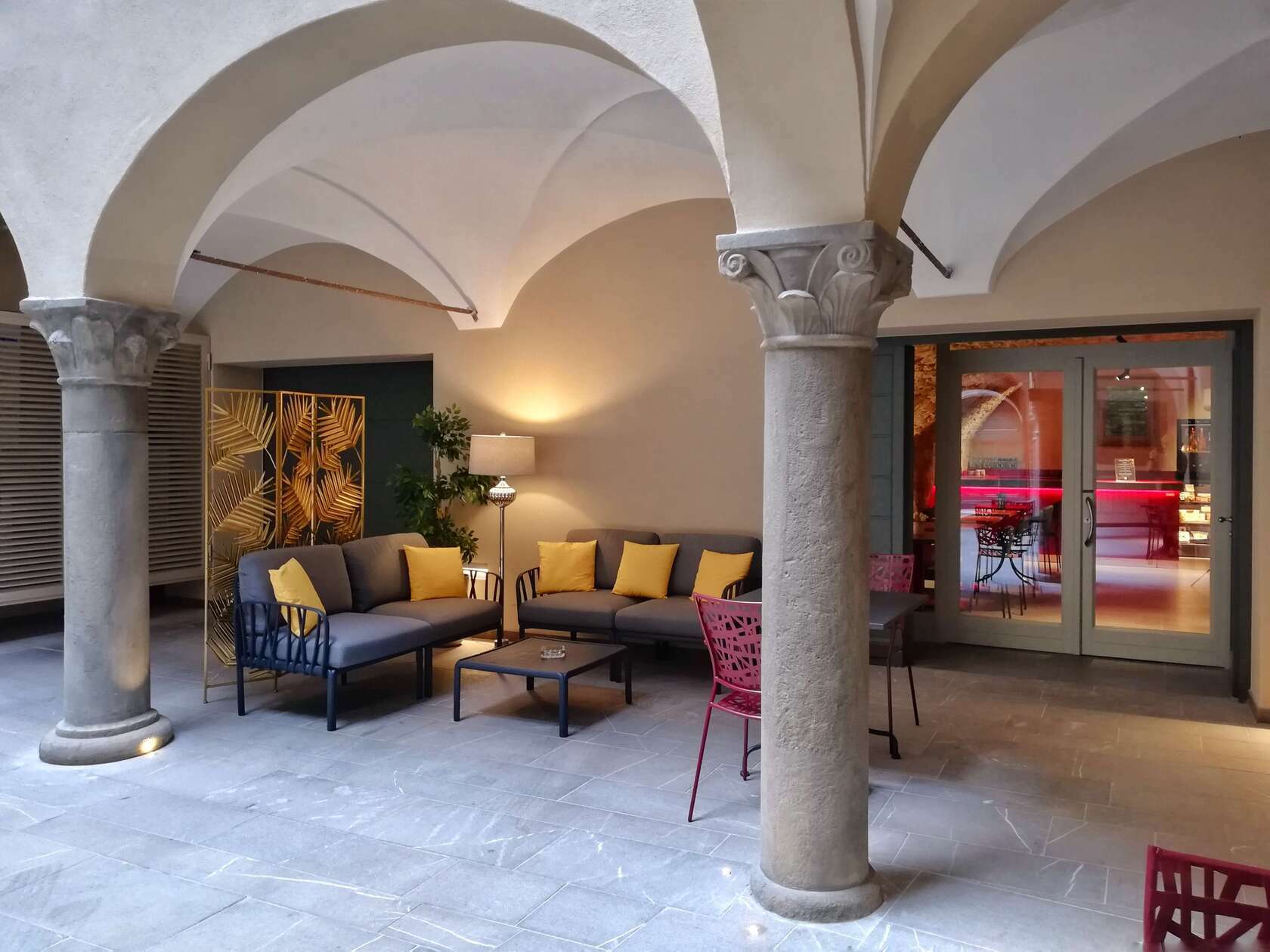 Un intimo ed elegante spazio polifunzionale per i vostri eventi affacciatoo sulla corte di un palazzo storico del 1500 in via san tomaso 20 nel cuore di Bergamo