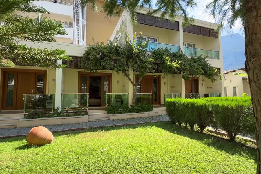Зелена територія — Club Hotel Belpinar