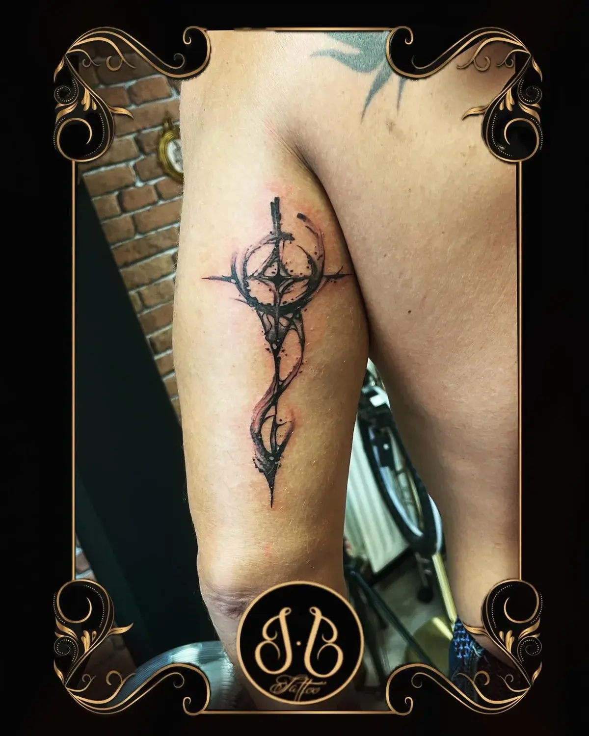 Tatouage ornemental en fine line sur le bras, réalisé par Sébastien chez Ino-Ink