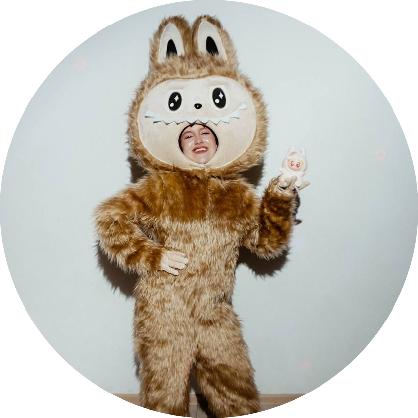 Аниматор в костюме игрушки Labubu
