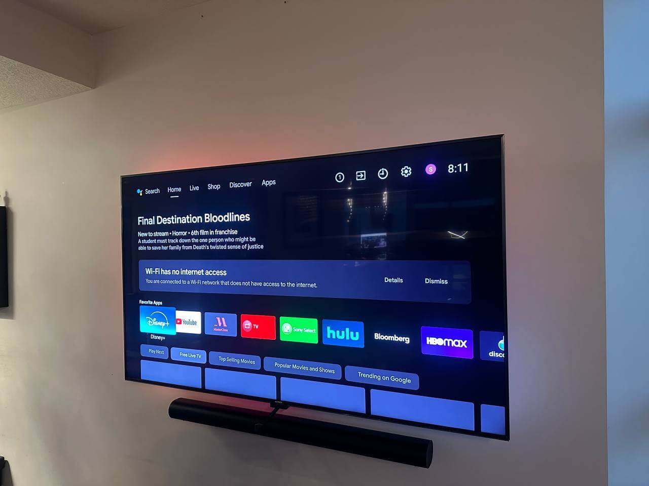Corner wall TV mount