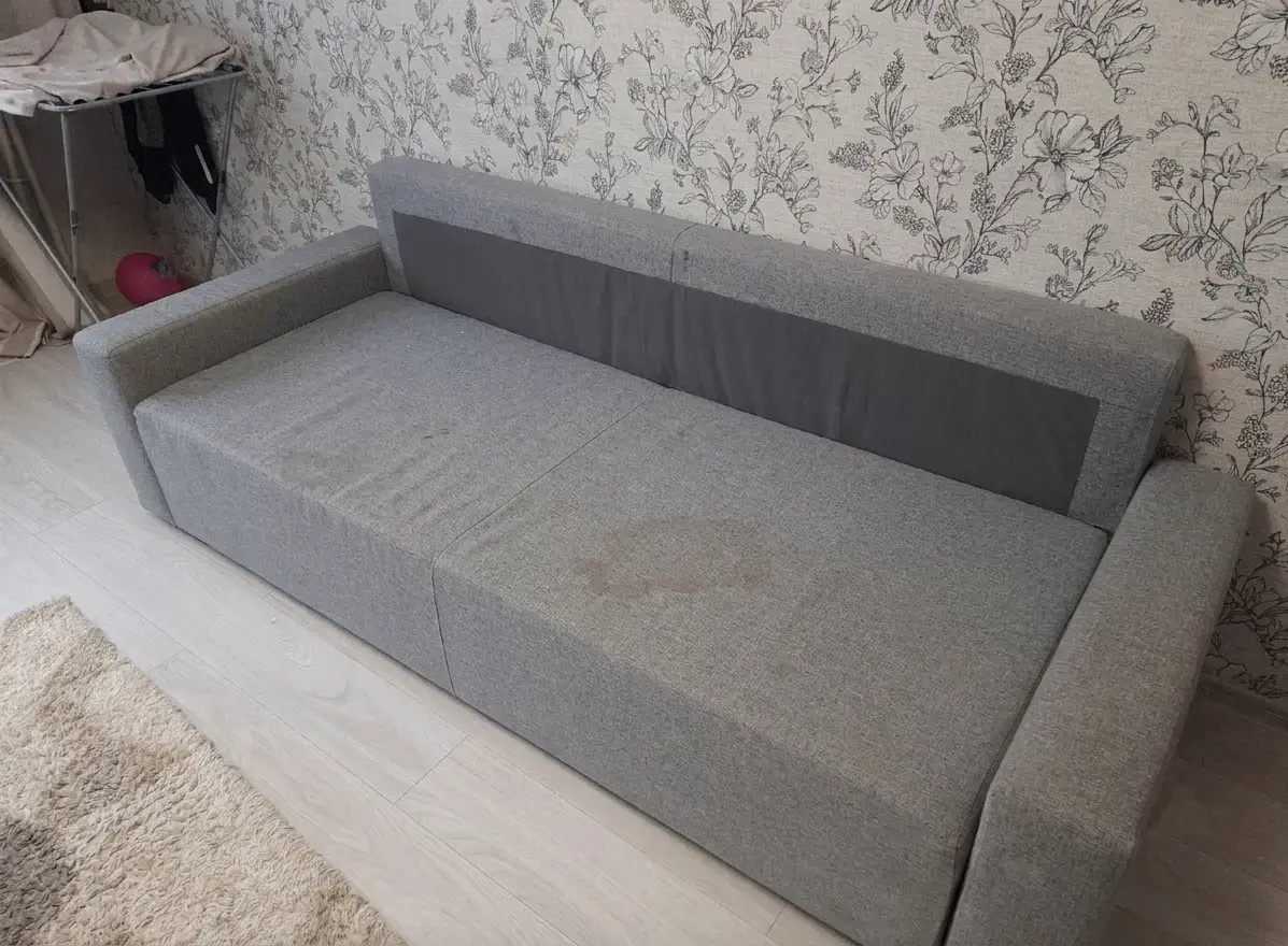 Sofa mit Flecken und stumpfem Stoff vor der Reinigung – Polsterreinigung in Frankfurt