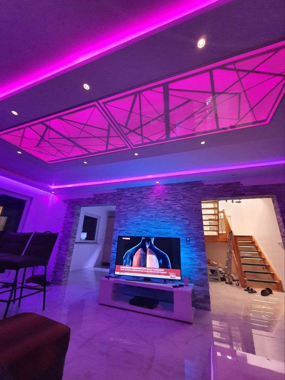 Exklusive Wellness-Lounge mit stilvoller Beleuchtung