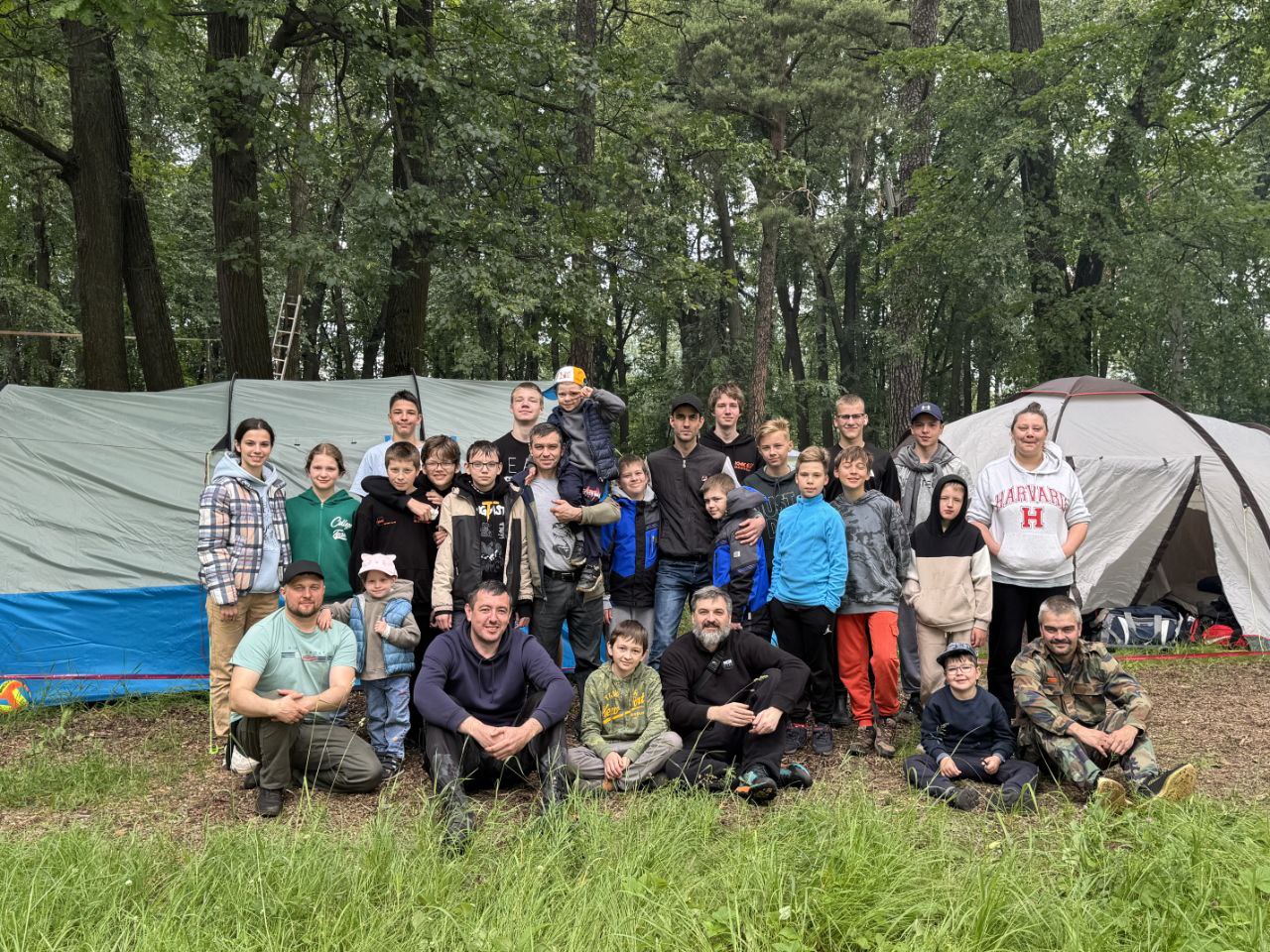 Команда клуба на летних сборах в лесу