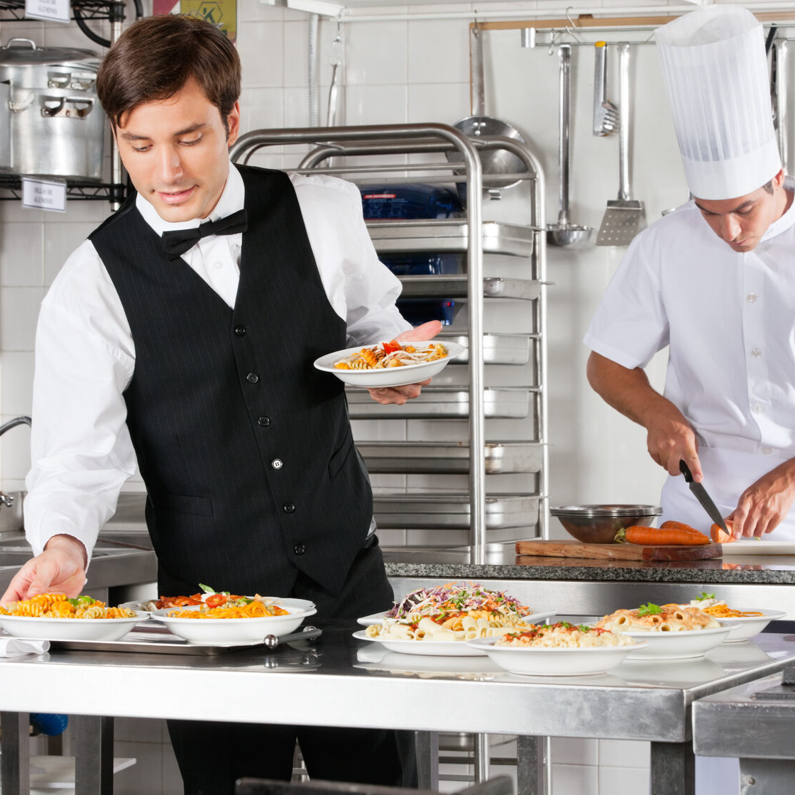 Су шеф. Работа техник в ресторан. Шеф повар кафе. Повар на кухне. Персонал кухни.